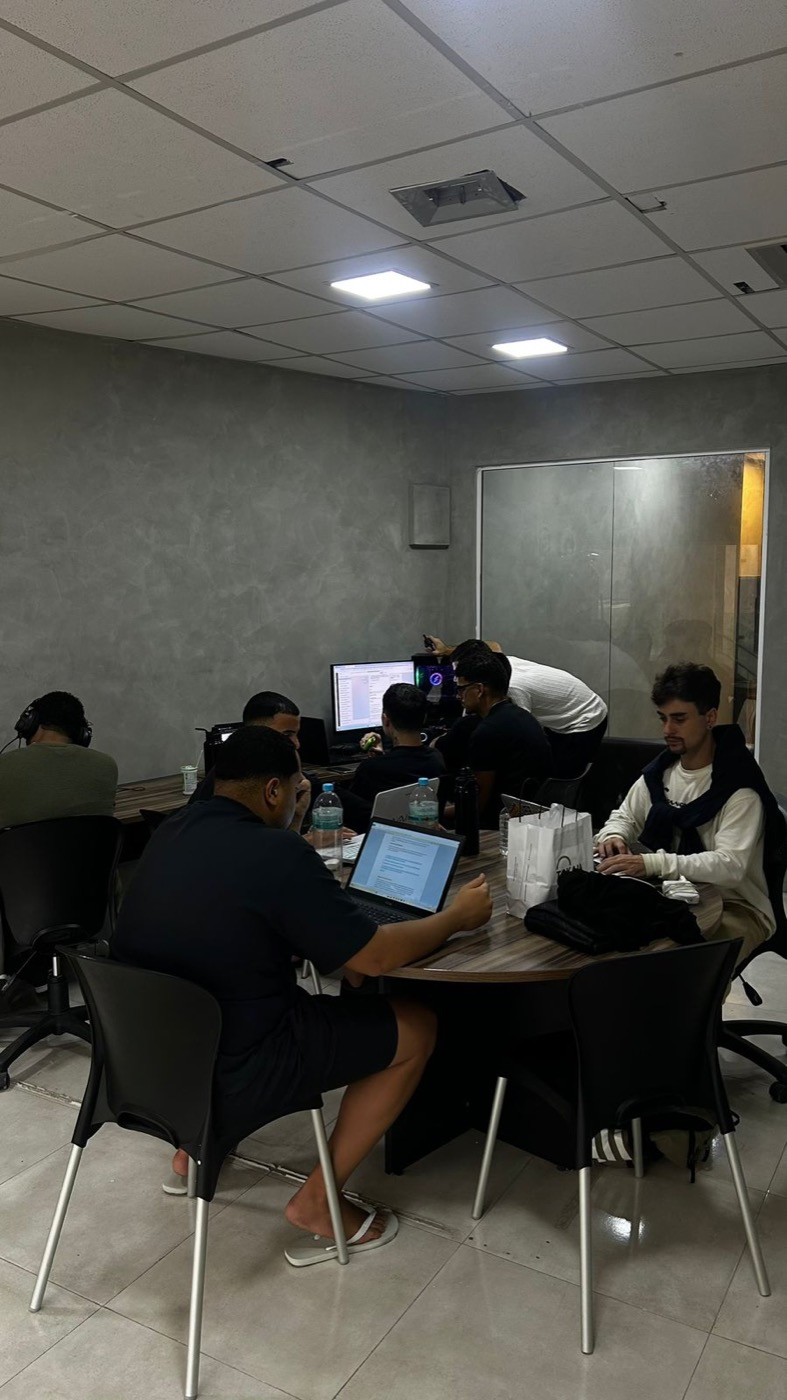 Equipe GOFFEX trabalhando no espaço físico